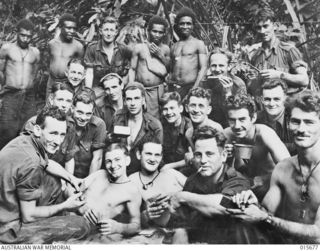 1943-09-14. NEW GUINEA. KOMIATUM RIDGE. A GROUP OF AUSTRALIANS AFTER THEY HAD DRIVEN THE JAPANESE FROM KOMIATUM RIDGE. (NEGATIVE BY H. DICK)