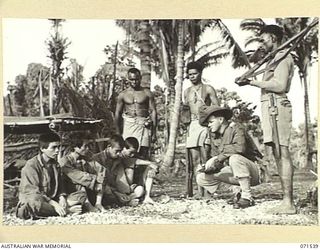 SINGORKAI, NEW GUINEA. 1944-03-19. FOUR JAPANESE PRISONERS BEING INTERROGATED BY QX55306 LIEUTENANT C. E. BISHOP (1), OFFICER COMMANDING A PATROL OF THE PAPUAN INFANTRY BATTALION