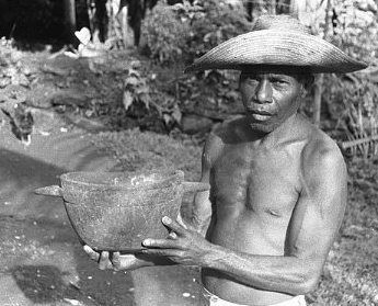 Ben Burt Malaita PhotosRofate'e with bowl made about six generations ago and used by priest of Faureba shrine, later purchased by BB