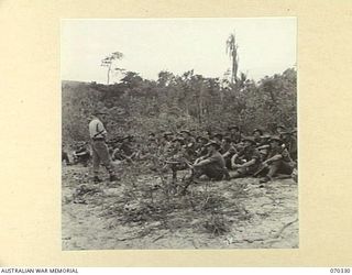 SUI MISSION, NEW GUINEA, 1944-02. NX12221 LIEUTENANT COLONEL N.W. SIMPSON, DSO, (1), COMMANDER OF THE 2/17TH INFANTRY BATTALION, TALKING TO "B" COMPANY WHO WERE THE ONLY TROOPS AT THAT TIME TO HAVE ..