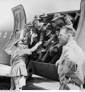 1942-12-11. NEW GUINEA. REINFORCEMENTS FOR THE BUNA AREA. THIS IS THE FIRST TIME AUSTRALIAN TROOPS HAVE BEEN FLOWN INTO ACTION. GENERAL SIR THOMAS BLAMEY WISHES THE TROOPS "GOOD LUCK". (NEGATIVE BY ..