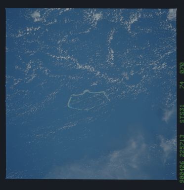 S31-74-070 - STS-031 - STS-31 earth observations