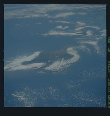 S39-95-092 - STS-039 - STS-39 earth observations