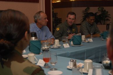 [Assignment: 48-DPA-SOI_K_Guam_6-6-7-07] Pacific Islands Tour: Visit of Secretary Dirk Kempthorne [and aides] to Guam, U.S. Territory [48-DPA-SOI_K_Guam_6-6-7-07__DI12236.JPG]