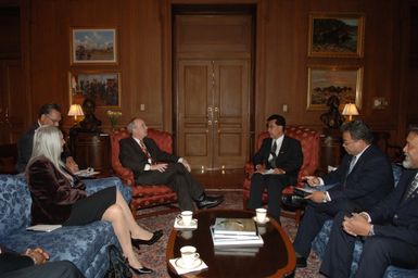 [Assignment: 48-DPA-02-05-08_SOI_K_Mori] Secretary Dirk Kempthorne [meeting at Main Interior] with delegation from the Federated States of Micronesia, led by Micronesia President Emanuel Mori [48-DPA-02-05-08_SOI_K_Mori_DOI_9644.JPG]