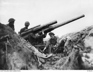 1943-01-08. ALLIED ADVANCE ON BUNA. ALLIED TROOPS EXAMINING ONE OF TWO JAPANESE 3-INCH NAVAL GUNS USED BY THE ENEMY IN THEIR DEFENCE OF BUNA. THIS GUN WAS CAPTURED BY AUSTRALIANS ON THE STRIP AT ..