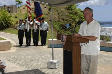 [Assignment: 48-DPA-SOI_K_Guam_6-6-7-07] Pacific Islands Tour: Visit of Secretary Dirk Kempthorne [and aides] to Guam, U.S. Territory [48-DPA-SOI_K_Guam_6-6-7-07__DI11398.JPG]