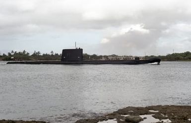 A starboard beam view of an Australian Ran Oberon class attack submarine underway during Exercise RIMPAC '86