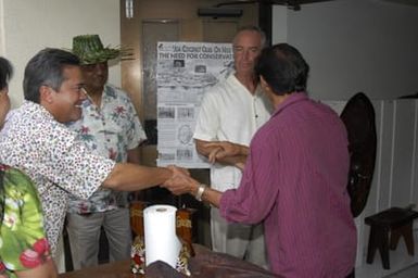 [Assignment: 48-DPA-SOI_K_Guam_6-6-7-07] Pacific Islands Tour: Visit of Secretary Dirk Kempthorne [and aides] to Guam, U.S. Territory [48-DPA-SOI_K_Guam_6-6-7-07__DI11198.JPG]