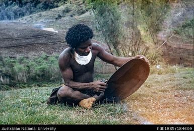 Okapa - Okapa Post - Gimi making dish with stone blade