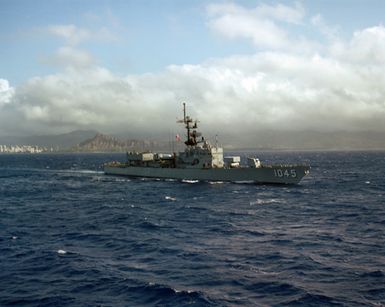 A starboard bow view of the frigate USS DAVIDSON (FF 1045) underway off Diamond Head