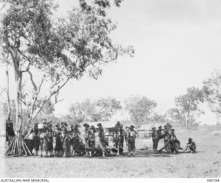 POM POM VALLEY, NEW GUINEA. 1943-11-27. THE GUARD OF THE 2/10TH. AUSTRALIAN INFANTRY BATTALION, THE CHAMPION GUARD OF THE 18TH AUSTRALIAN INFANTRY BRIGADE, 7TH AUSTRALIAN DIVISION, PREPARING TO ACT ..