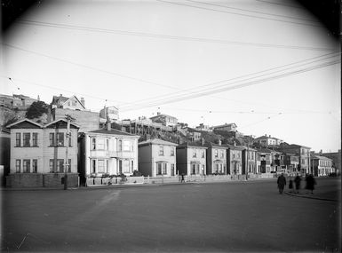 A view of part of Oriental Parade facing corner of Clyde Quay