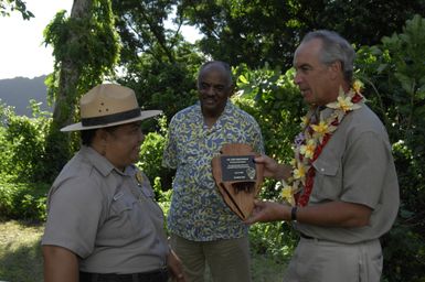 [Assignment: 48-DPA-SOI_K_Amer_Sam] Pacific Islands Tour: Visit of Secretary Dirk Kemmpthorne [and aides] to American Samoa, U.S. Territory [48-DPA-SOI_K_Amer_Sam__DI15297.JPG]