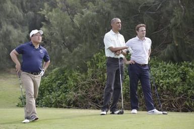 Barack Obama plays golf with Prime Minister Najib Razak, Joe Paulsen, and Mike Brush in Kaneohe Bay, Hawaii, December 24, 2014