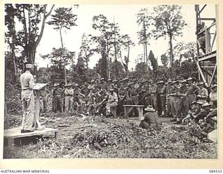 BOUGAINVILLE, SOLOMON ISLANDS. 1944-12-21. LIEUTENANT T.B. ALLEN, 132 UNITED STATES INFANTRY REGIMENT, (1), ADDRESSING AUSTRALIAN ARMY OFFICERS AT HEADQUARTER 3 DIVISION IN THE CHARACTERISTICS AND ..