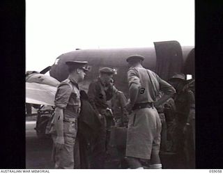 7 MILE, NEW GUINEA. 1943-11-01. THE ARRIVAL BY AIRCRAFT OF THE FIRST PART OF THE UNITED KINGDOM LETHBRIDGE MILITARY MISSION AT WARDS 'DROME. SHOWN: LIEUTENANT COLONEL (LT COL) C. BRISCOE (1); LT ..
