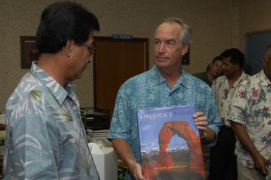 [Assignment: 48-DPA-SOI_K_Pohnpei_6-10-11-07] Pacific Islands Tour: Visit of Secretary Dirk Kempthorne [and aides] to Pohnpei Island, of the Federated States of Micronesia [48-DPA-SOI_K_Pohnpei_6-10-11-07__DI13662.JPG]