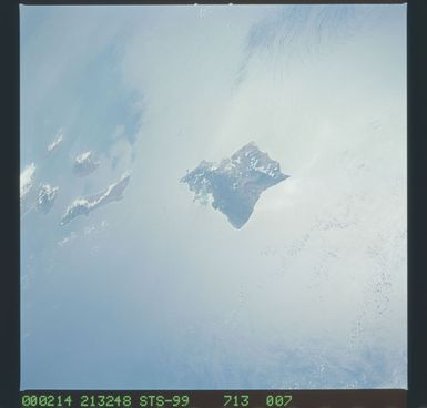 STS099-713-007 - STS-099 - Earth observations of the Hawaiian Islands taken from OV-105 during STS-99