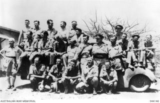 PORT MORESBY, PAPUA. 1942-11-01. A GROUP OF WAR CORRESPONDENTS AT THEIR FOUR MILE BASE DURING THE ALLIED CAMPAIGN IN THE OWEN STANLEY RANGES AND KOKODA. THE MEN ARE, FROM THE LEFT, BACK ROW, L. ..