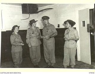 LAE, NEW GUINEA. 1945-03-27. LADY WAKEHURST (2), DURING HER VISIT TO THE 2/7TH GENERAL HOSPITAL. IDENTIFIED PERSONNEL ARE:- NFX136236 MATRON E. MCQ. WHITE (1); NX109260 MAJOR D.S. THOMAS, 8TH ARMY ..