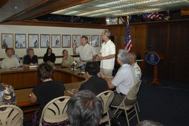 [Assignment: 48-DPA-SOI_K_Guam_6-6-7-07] Pacific Islands Tour: Visit of Secretary Dirk Kempthorne [and aides] to Guam, U.S. Territory [48-DPA-SOI_K_Guam_6-6-7-07__DI11119.JPG]