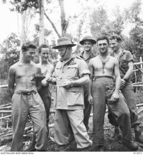 1942-10-08. THE COMMANDER-IN-CHIEF, GENERAL BLAMEY GOES INTO THE QUESTION OF FOOD WITH MEN OF THE MILITIA UNIT IN NEW GUINEA. (NEGATIVE BY BOTTOMLEY)