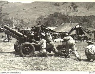 MASAWENG RIVER, NEW GUINEA. 1944-03-31. MEMBERS OF E TROOP, 64TH BATTERY, 2/14TH FIELD REGIMENT AT GUN DRILL TRAINING ON A SHORT (QUICK FIRING) 25 POUNDER SET AT MAXIMUM ELEVATION. IDENTIFIED ..