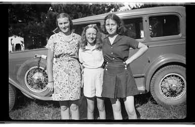 Yvonne Pavlovich, Barbara Pavlovich and Patricia Knights with Auburn car