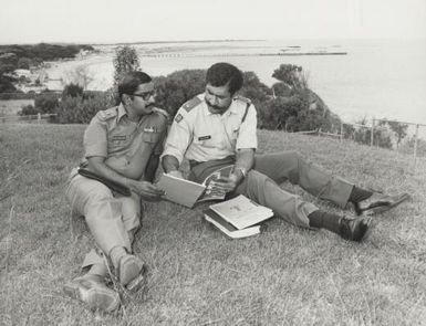 Major Epeli Nailatikau discusses his program with Major Krishna Sudhakar of the Indian Army, Melbourne, 1976 / John McKinnon
