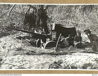 KILIGIA BEACH, NEW GUINEA. 1943-12-28. MEMBERS OF A GUNCREW OF NO. 11 BATTERY 2/3RD TANK ATTACK REGIMENT WITH THEIR 57MM GUN ON THE BEACH. SHOWN ARE: NX60394 GUNNER L. GALVIN (1); NX38430 GUNNER J. ..