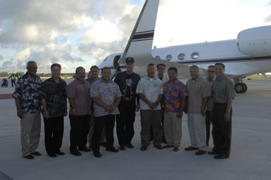 [Assignment: 48-DPA-SOI_K_Guam_6-6-7-07] Pacific Islands Tour: Visit of Secretary Dirk Kempthorne [and aides] to Guam, U.S. Territory [48-DPA-SOI_K_Guam_6-6-7-07__DI12426.JPG]