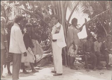 Dr. Welchman speaking with villagers gathered for his return to Mara-na-tabu, Solomon Islands, 1906 / J.W. Beattie