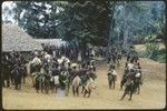 Pig festival, singsing, Kompiai: crowd gathered around dancers