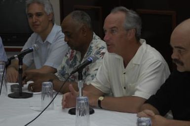 [Assignment: 48-DPA-SOI_K_Guam_6-6-7-07] Pacific Islands Tour: Visit of Secretary Dirk Kempthorne [and aides] to Guam, U.S. Territory [48-DPA-SOI_K_Guam_6-6-7-07__DI11673.JPG]