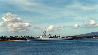 A port beam view of the Canadian frigate HMCS MACKENZIE (261) underway.