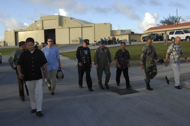 [Assignment: 48-DPA-SOI_K_Guam_6-6-7-07] Pacific Islands Tour: Visit of Secretary Dirk Kempthorne [and aides] to Guam, U.S. Territory [48-DPA-SOI_K_Guam_6-6-7-07__DI12420.JPG]