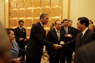 Barack Obama talks with leaders prior to the climate change breakfast in Singapore, November 15, 2009