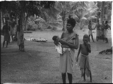 Women and babies (2) : Nissan Island, Papua New Guinea, 1960 / Terence and Margaret Spencer
