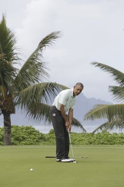 Barack Obama plays golf with Prime Minister Najib Razak, Joe Paulsen, and Mike Brush in Kaneohe Bay, Hawaii, December 24, 2014