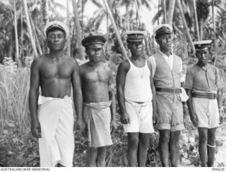 BONIS PENINSULA, BOUGAINVILLE. 1945-09-15. MEMBERS OF HEADQUARTERS 2 CORPS, PREPARED FOR SURRENDER DISCUSSIONS WITH THE JAPANESE, WENT ASHORE AT JAPANESE NAVAL HEADQUARTERS, BONIS PENINSULA. SHOWN, ..