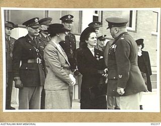 MELBOURNE, VIC. 1943-06-03. PRESENTATION OF AMERICAN DISTINGUISHED SERVICE CROSSES (DSC) TO MRS OWEN (WIFE OF LIEUTENANT COLONEL W. T. OWEN), AND MRS WALKER (MOTHER OF LIEUTENANT I. WALKER), IN THE ..