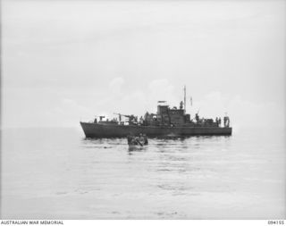 TINIAN, BOUGAINVILLE. 1945-07-18. A CANOE CARRYING NETHERLANDS EAST INDIES ARMY PERSONNEL TO ML1327, AN ALLIED INTELLIGENCE BUREAU MOTOR LAUNCH. THE MEN HAD BEEN PRISONERS OF WAR OF THE JAPANESE ..