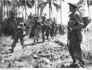 1943-01-26. PAPUA. NEARING THE END OF THE PAPUAN CAMPAIGN AGAINST JAPAN. AUSTRALIAN AND AMERICAN TROOPS MOVING UP TOWARDS THE JAPANESE POSITIONS AT SANANANDA, THE LAST CENTRE OF JAPANESE RESISTANCE ..