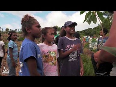 NC - L'île des Pins : les élèves plantent 800 arbres - Province Sud / INTEGRE