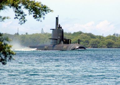 The Australian Navy Collins Class Submarine, Her Majestys Australian Ship (HMAS) RANKIN (SSK 78), enters Pearl Harbor for a port visit after completing exercises in the Pacific region. RANKIN is currently testing the deployment of women onboard Australian submarines after completing modifications to the boat. On December 12, 1992, the Minister for Defense Science and Personnel announced that women would be eligible for service in the Collins-class submarines after a Submarine Integration Study (SIS)