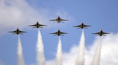 The U.S. Air Force Demonstration Team"Thunderbirds", F-16C Fighting Falcon aircraft, flying in formation, during an Open House at Andersen Air Force Base, Guam, on Sept. 12, 2004.(U.S. Air Force PHOTO by STAFF SGT. Bennie J. Davis III) (RELEASED)