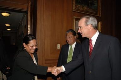 [Assignment: 48-DPA-09-26-07_SOI_K_Pres_Note] Secretary Dirk Kempthorne [and aides meeting at Main Interior] with delegation from Republic of Marshall Islands, led by Marshalls President Kessai Note [48-DPA-09-26-07_SOI_K_Pres_Note_DOI_2161.JPG]