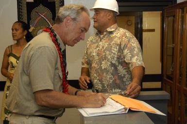 [Assignment: 48-DPA-SOI_K_Amer_Sam] Pacific Islands Tour: Visit of Secretary Dirk Kemmpthorne [and aides] to American Samoa, U.S. Territory [48-DPA-SOI_K_Amer_Sam__DI15334.JPG]