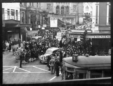 Crowd and cars, Boulcott Street, Wellington; occasion unidentified